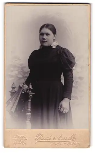 Fotografie Rud. Arndt, Aschersleben, Wilhelm-St. 1, Junge Dame im Kleid mit Fächer