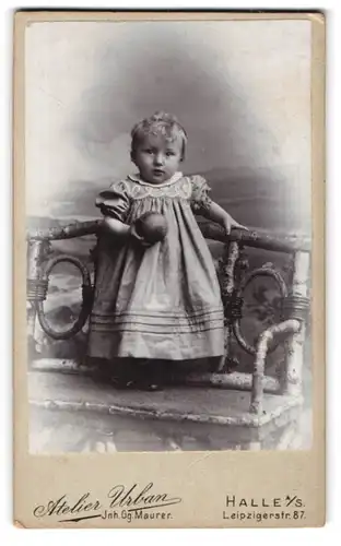 Fotografie Gg. Maurer, Halle a /S., Leipzigerstr. 87, Kleines Kind im Kleid mit einem Ball