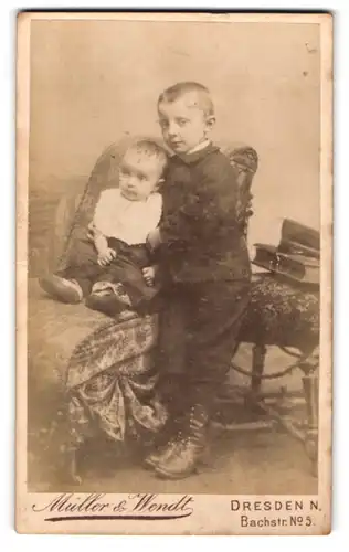 Fotografie Müller & Wendt, Dresden-N., Bachstr. 5, Kleiner Junge im Anzug mit einem Kleinkind
