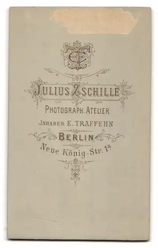 Fotografie Julius Zschille, Berlin, Neue Köngi-Str. 1 a, Bürgerliche Dame mit zurückgebundenem Haar