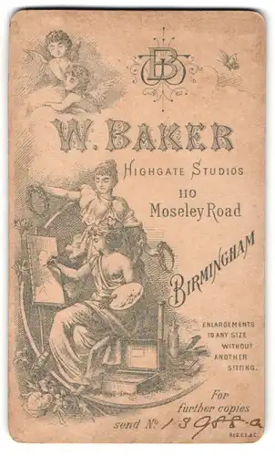 Fotografie W. Baker, Birmingham, Mosely Road 110, Malende Schönheit mit nackter Brust, Engelsgestalten