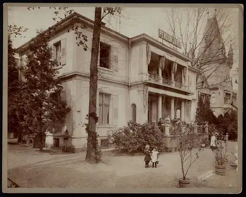 Fotografie Gustav Salzer, Baden-Baden, Ansicht Baden-Baden, Pension Jäger mit Kurgästen & spielenden Kindern