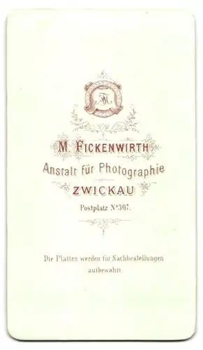 Fotografie M. Fickenwirth, Zwickau, Postplatz 307, Bürgerlicher Herr im Anzug mit Fliege