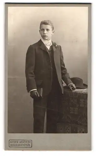 Fotografie Atelier Wertheim, Berlin, Oranienstr., Junger Mann im Anzug mit Buch in der Hand