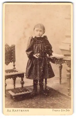Fotografie Ad. Hartmann, Dessau, Franz-Str. 24 b, Kleines Mädchen im Kleid mit Ball