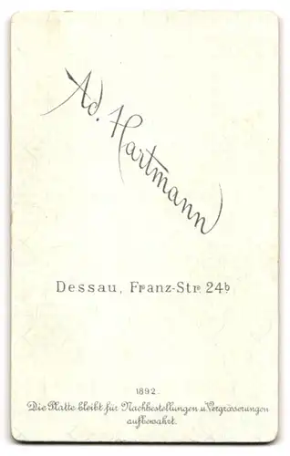 Fotografie Ad. Hartmann, Dessau, Franz-Str. 24 b, Kleines Mädchen im Kleid mit Ball