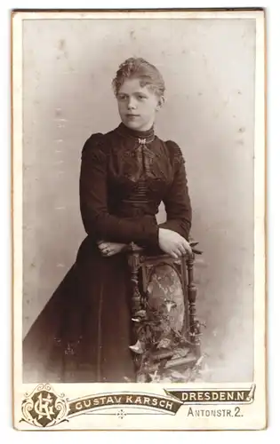 Fotografie Gustav Karsch, Dresden-N., Antonstr. 2, Junge Dame im modischen Kleid