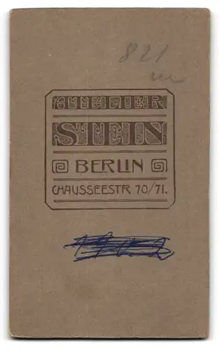 Fotografie Atelier Stein, Berlin, Chausseestr. 70-71, Süsses Kleinkind im Kleid sitzt auf Fell