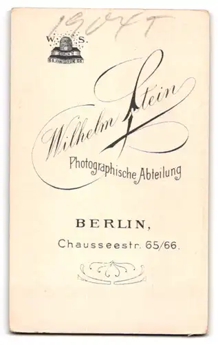 Fotografie Wilhem Stein, Berlin, Chausseestr. 65 /66, Junger Herr im Anzug mit Schnauzbart