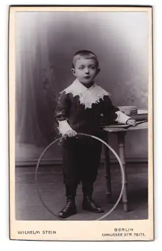 Fotografie Wilhem Stein, Berlin, Chausseestr. 70-71, Kleiner Junge in modischer Kleidung mit Reifen
