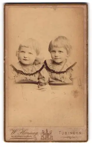 Fotografie W. Hornung, Tübingen, Uhlandstr. 11, Zwei kleine Mädchen in karierten Kleidern