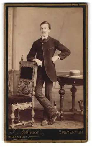 Fotografie J. Schmid, Speyer a /Rh., Jacob-Str. 11 a, Junger Herr in modischer Kleidung