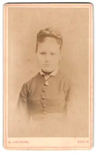 Fotografie W. Dalchow, Egeln, Junge Dame mit Flechtfrisur und Halskette