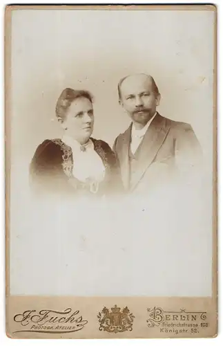 Fotografie J. Fuchs, Berlin, Friedrichstr. 108, Königstr. 52, Bürgerliches Paar in hübscher Kleidung