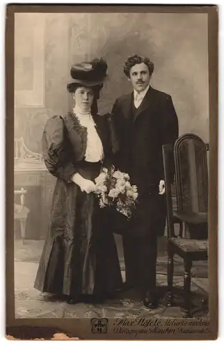 Fotografie Max Höfele, München, Dachauer Str. 25, Bürgerliches Paar in hübscher Kleidung mit Blumenstrauss