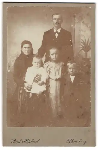 Fotografie Paul Hähnel, Abensberg, Bürgerliches Paar mit zwei Kindern und Kleinkind
