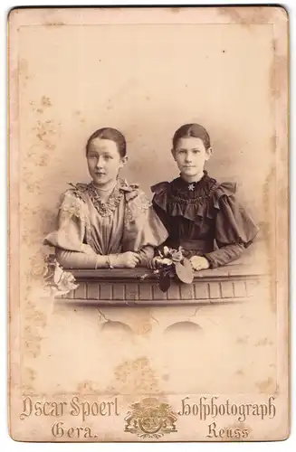 Fotografie Oscar Spoerl, Gera-Reuss, Zwei junge Damen in hübschen Kleidern