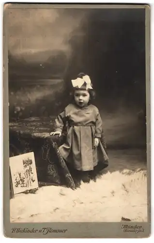 Fotografie B. Nieländer u. J. Romaner, München, Ohlmüllerstr. 3, Kleines Mädchen im Kleid mit Haarschleife