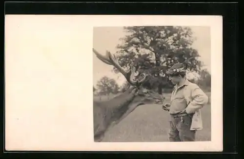 Foto-AK Jäger füttert Hirsch