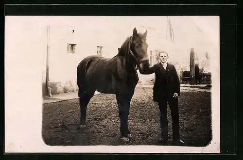 Foto-AK Knabe neben seinem Pferd
