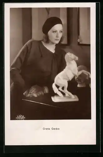 AK Schauspielerin Greta Garbo mit abwartendem Blick