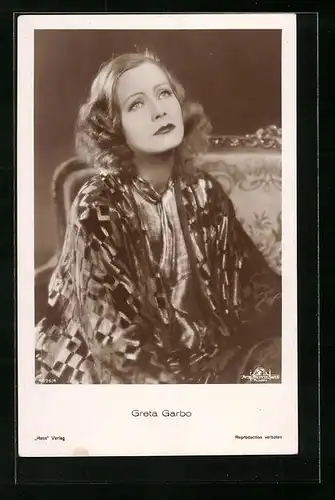 AK Schauspielerin Greta Garbo blickt hoffnungsvoll nach oben