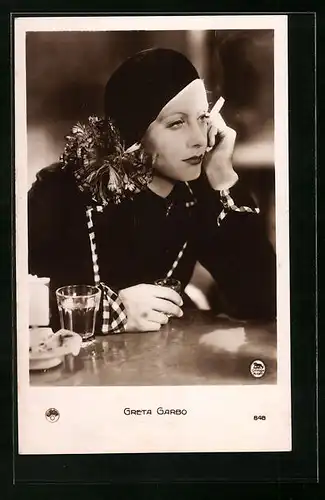AK Schauspielerin Greta Garbo in Denker-Pose
