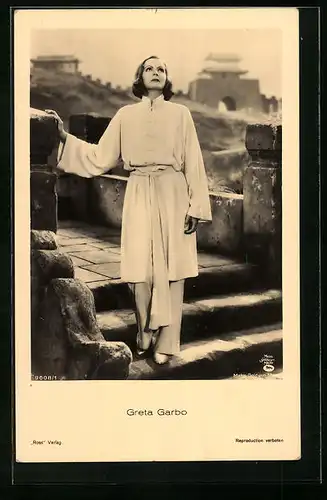 AK Schauspielerin Greta Garbo blickt fragend nach oben