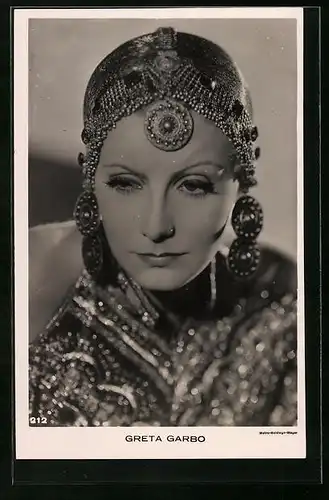 AK Schauspielerin Greta Garbo mit orientalisch inspiriertem Schmuck