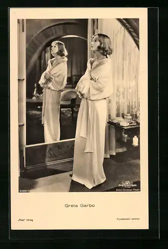 AK Schauspielerin Greta Garbo blickt sehensüchtig nach oben