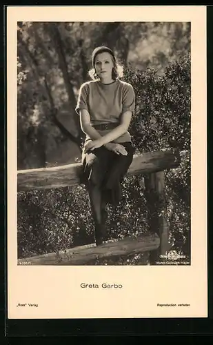 AK Schauspielerin Greta Garbo im Freien