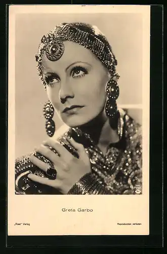 AK Schauspielerin Greta Garbo mit riesigen Ohrringen