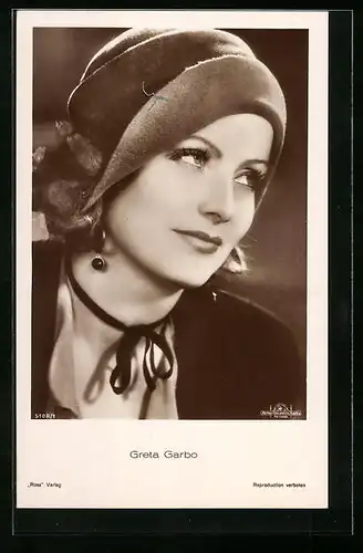 AK Schauspielerin Greta Garbo in Gedanken versunken