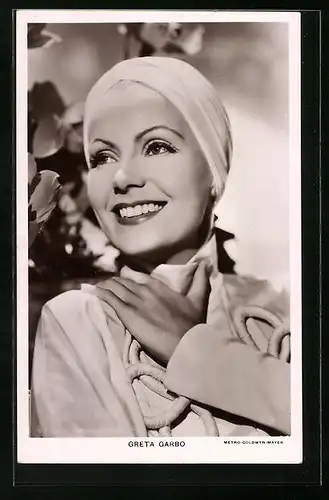 AK Schauspielerin Greta Garbo mit niedlichem Lächeln