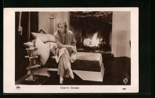AK Schauspielerin Greta Garbo sitzt rauchend auf dem Bett