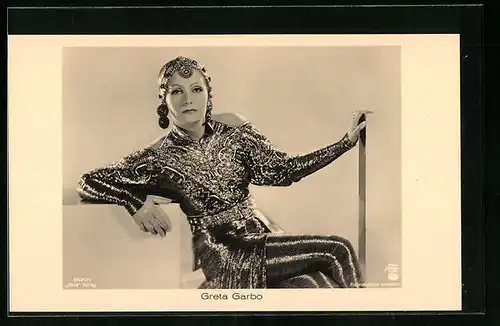 AK Schauspielerin Greta Garbo mit königlichem Schmuck