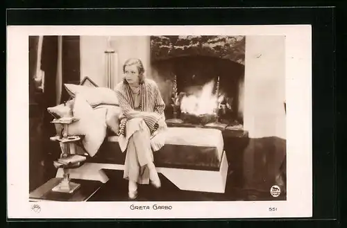 AK Schauspielerin Greta Garbo sitzt mit Zigarette auf Bett