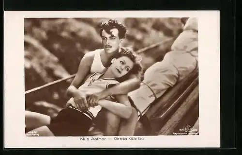 AK Schauspieler Greta Garbo und Nils Asther in sinnlichem Moment