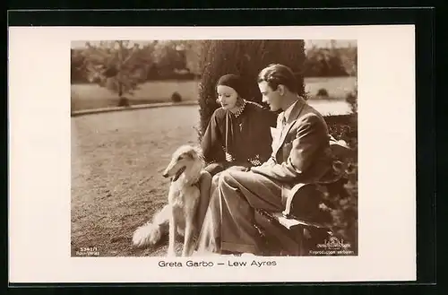 AK Schauspieler Greta Garbo und Lew Ayres im Freien mit Collie