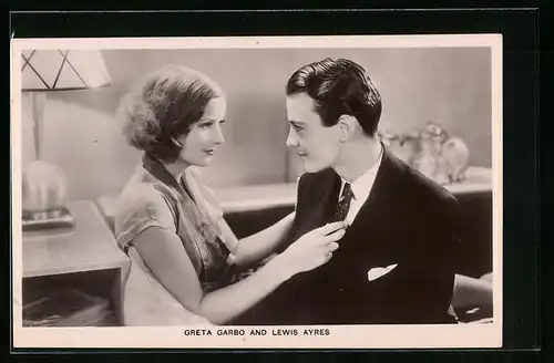 AK Schauspieler Greta Garbo und Lew Ayres schauen sich tief in die Augen