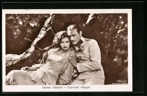 AK Schauspieler Greta Garbo und Conrad Nagel geniessen Zeit im Grünen
