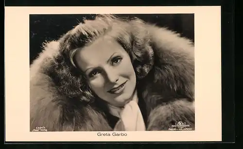 AK Schauspielerin Greta Garbo lächelt freundlich ins Bild