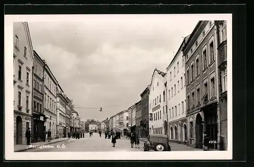 AK Mattighof, Strassenpartie mit Geschäften