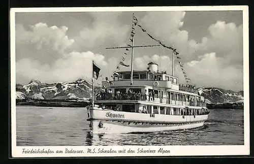 AK Friedrichshafen /Bodensee, MS Schwaben in Flaggengala mit den Schweizer Alpen