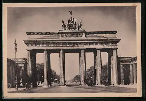 AK Berlin, Blick durchs Brandenburger Tor zur Siegessäule