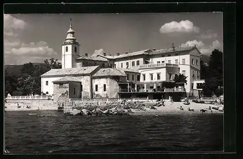 AK Crikvenica, Strandpartie mit grossem Gebäude