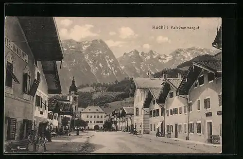 AK Kuchl /Salzkammergut, Platz im Dorf mit Blick gegen Gebirge