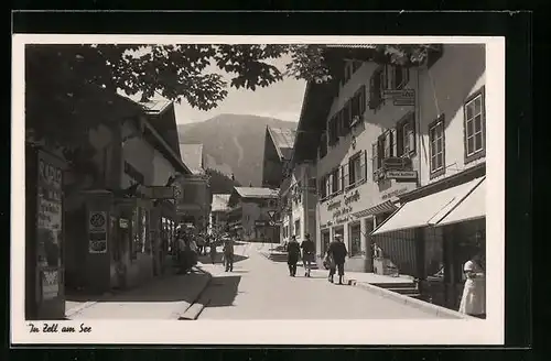 AK Zell am See, Strassenpartie mit Sparkasse, Geschäften und Passanten