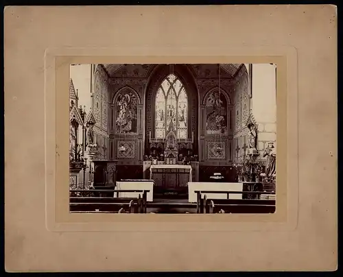 Fotografie unbekannter Fotograf, Ansicht Rom - Roma, Kirchenaltar vor dem II. Vaticanum, Tisch des Herrn mit weissem Tuch