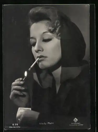 AK Schauspielerin Mady Rahl zündet sich eine Zigarette an
